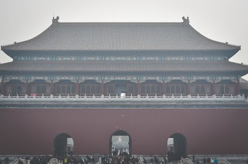 Free Photo of gates, people, crowd
