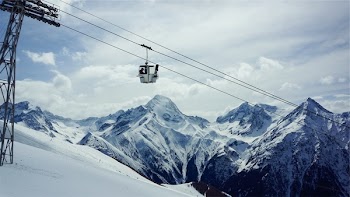 Free Photo of gondola lift, snowboarding, skiing