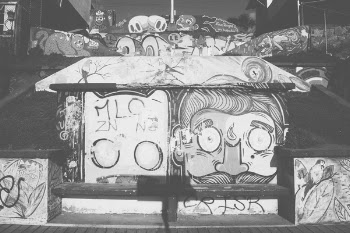 Free Photo of graffiti, bench, murals