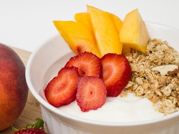 Free Photo of granola, yogurt, peach