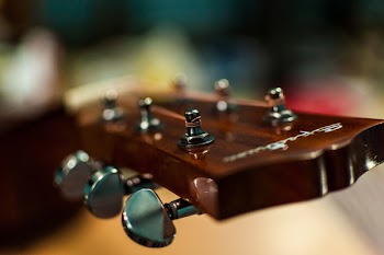 Free Photo of guitar, strings, guitar head