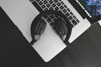 Free Photo of headphones, audio, macbook