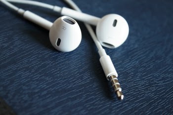 Free Photo of iPhone earpods, music, background