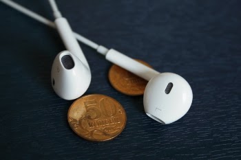 Free Photo of iphone, earpods, white