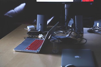 Free Photo of laptops, computers, speakers
