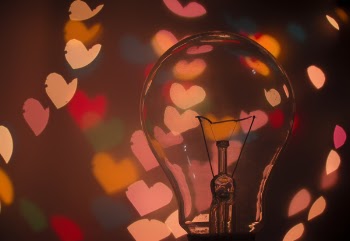 Free Photo of light bulb, hearts, bokeh