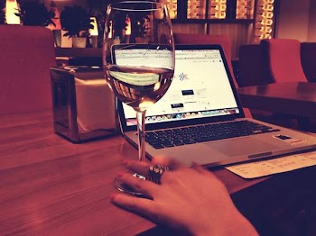 Free Photo of macbook, wine, google