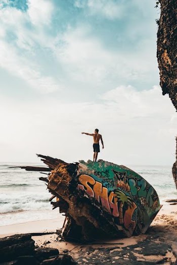 Free Photo of man, pointing, ocean