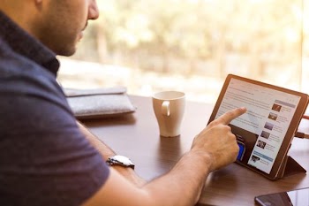 Free Photo of man, reading, ipad