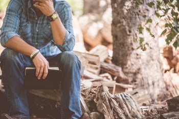 Free Photo of man, reading, jeans