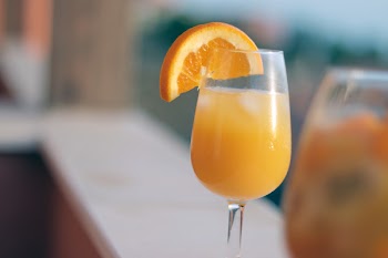 Free Photo of mimosa, orange juice, orange slice