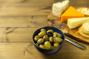 Free Photo of olives, cheese, crackers