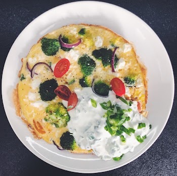 Free Photo of omelet, veggies, broccoli