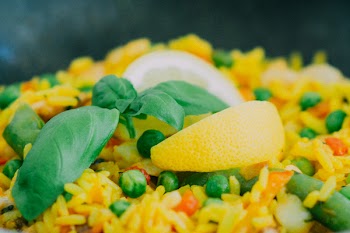 Free Photo of paella, rice, peas