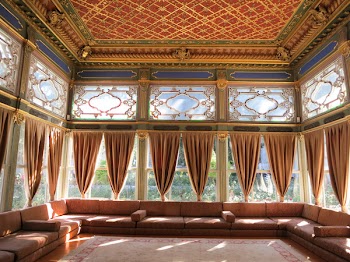 Free Photo of rug, couches, curtains