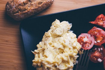 Free Photo of scrambled eggs, tomatoes, bread