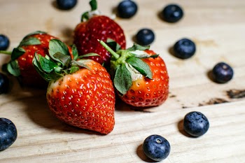 Free Photo of straberries, blueberries, table
