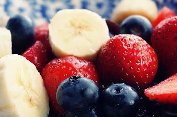 Free Photo of strawberries, blueberries, banana