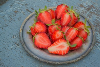 Free Photo of strawberry, rustic, bowl