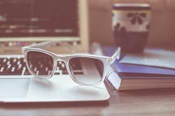 Free Photo of sunglasses, summer, macbook