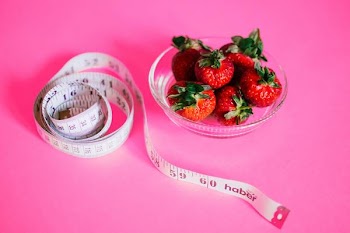 Free Photo of tape, measure, strawberries