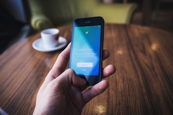 Free Photo of twitter, social media, iphone