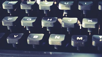 Free Photo of typewriter, typing, writing