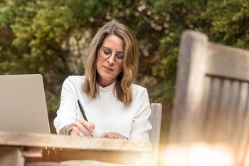 Free Photo of woman, working, outside