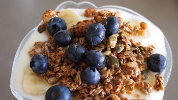 Free Photo of yogurt, granola, blueberries
