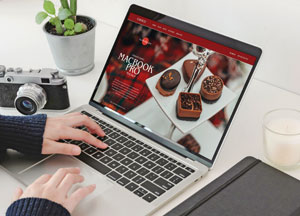 Free PSD Person Using MacBook Pro Mockup macrqok pro 