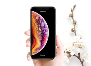 Free Woman Holding iPhone XS Mockup PSD With Flowers 