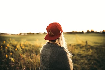 Free woman red hat in field | Free Photo - rawpixel