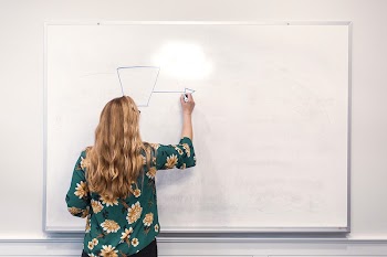 Free women at office graph | Free Photo - rawpixel