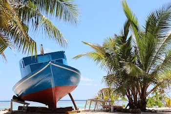 Free wooden boat park on the beach | Free Photo - rawpixel