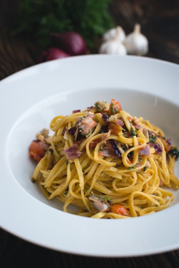 Fresh pasta linguine with dill and vegetables 