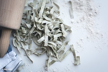 Fresh spinach tagliatelle food photography | Free stock photo - 448564