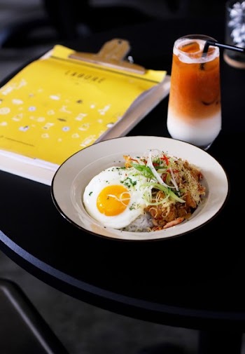 Fried chicken with rice and egg 