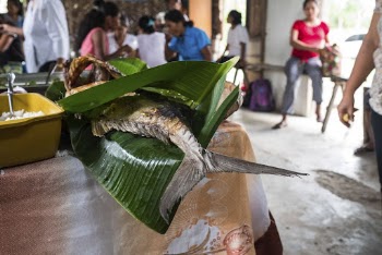 Fried fish served on banana | Free Photo - rawpixel