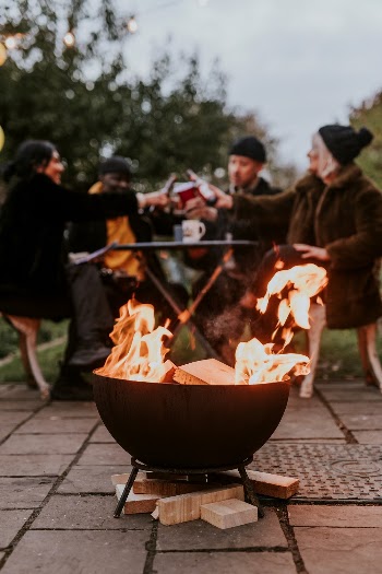 Friends celebrating by a fireside | Free Photo - rawpixel
