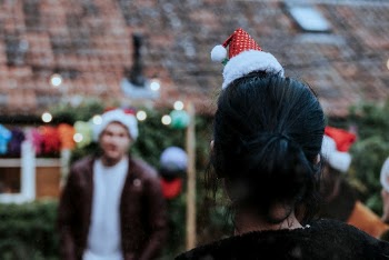 Friends celebrating Christmas at home | Free Photo - rawpixel
