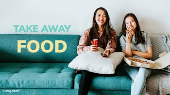 Friends eating pizza together during coronavirus quarantine mockup | Free  psd mockup - 2303076