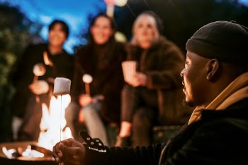 Friends enjoying s'mores and marshmellow | Free Photo - rawpixel