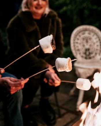 Friends enjoying s'mores and marshmellow | Free Photo - rawpixel