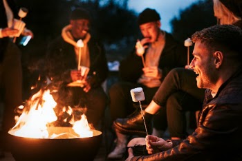 Friends enjoying s'mores and marshmellow | Free Photo - rawpixel