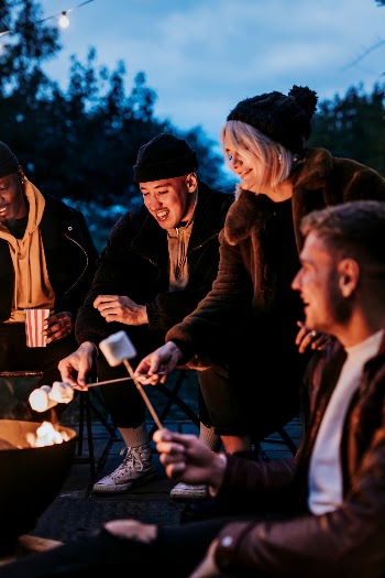 Friends enjoying s'mores and marshmellow | Free Photo - rawpixel