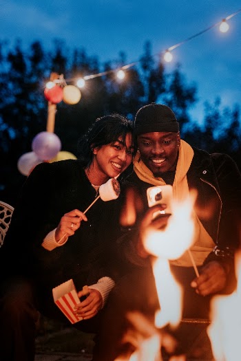 Friends enjoying s'mores and marshmellow | Free Photo - rawpixel