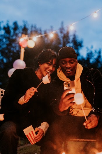 Friends enjoying s'mores and marshmellow | Free Photo - rawpixel