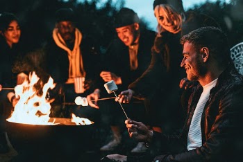 Friends enjoying s'mores and marshmellow | Free Photo - rawpixel
