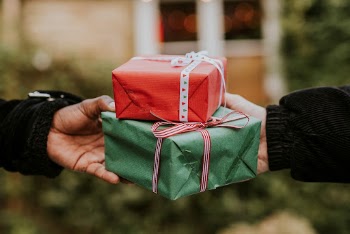 Friends exchanging gifts at a Christmas | Free Photo - rawpixel