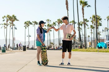 Friends fist bump, skaters at Venice Beach,… | Free stock photo | High Resolution image